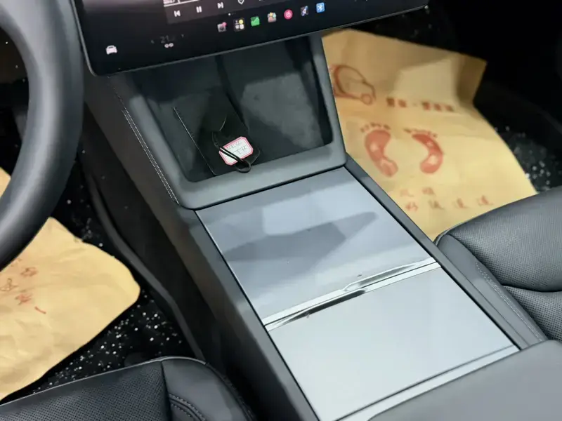 2025 Tesla Model 3 с пробегом 10 000 км