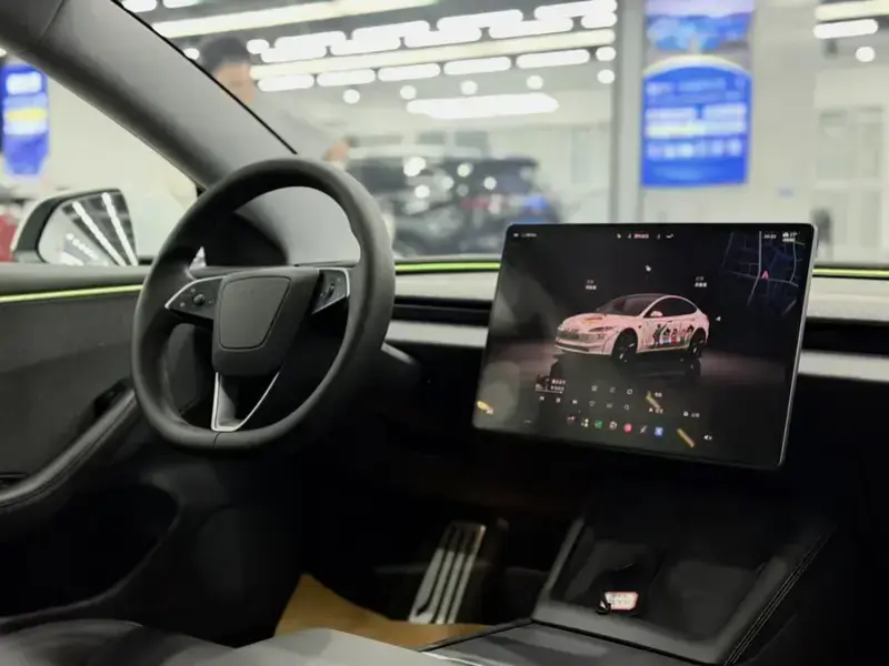 2025 Tesla Model 3 с пробегом 10 000 км