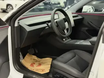 2025 Tesla Model 3 с пробегом 10 000 км