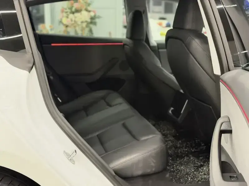 2025 Tesla Model 3 с пробегом 10 000 км