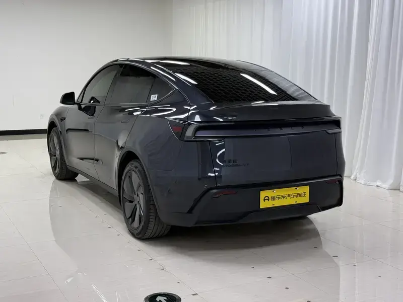 2026 Tesla Model Y с пробегом 15 500 км