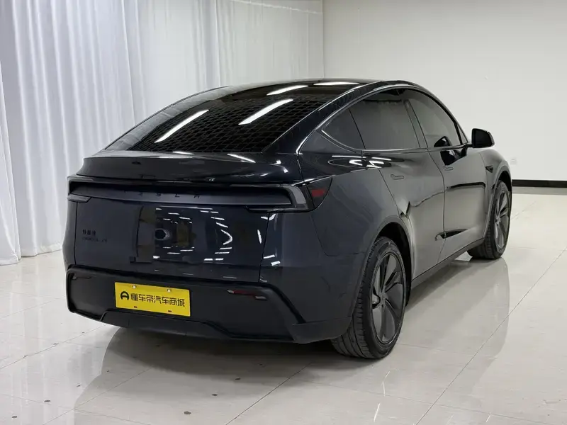 2026 Tesla Model Y с пробегом 15 500 км