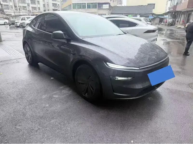 2025 Tesla Model Y с пробегом 30 000 км