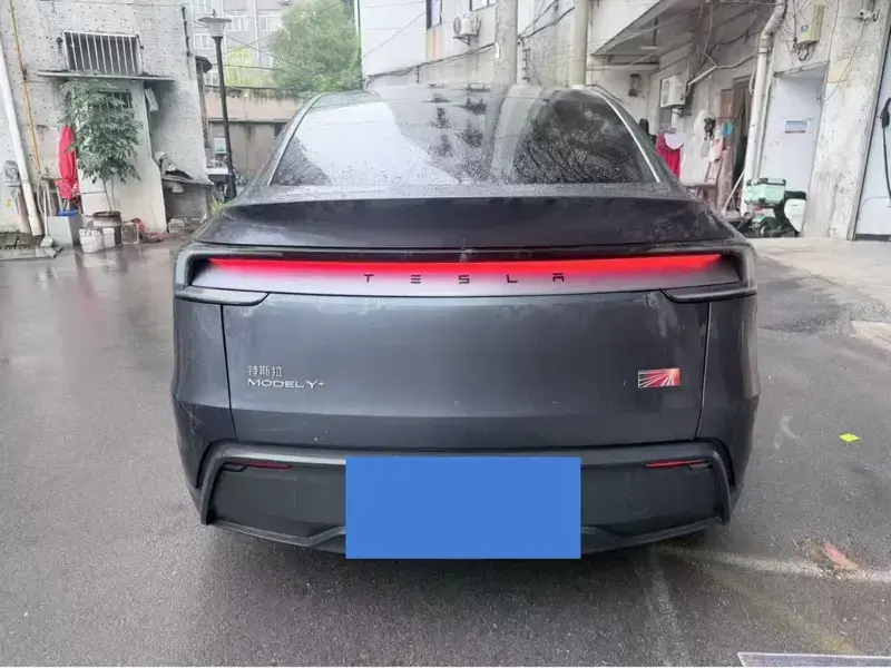 2025 Tesla Model Y с пробегом 30 000 км