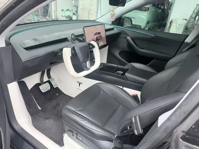 2025 Tesla Model Y с пробегом 30 000 км