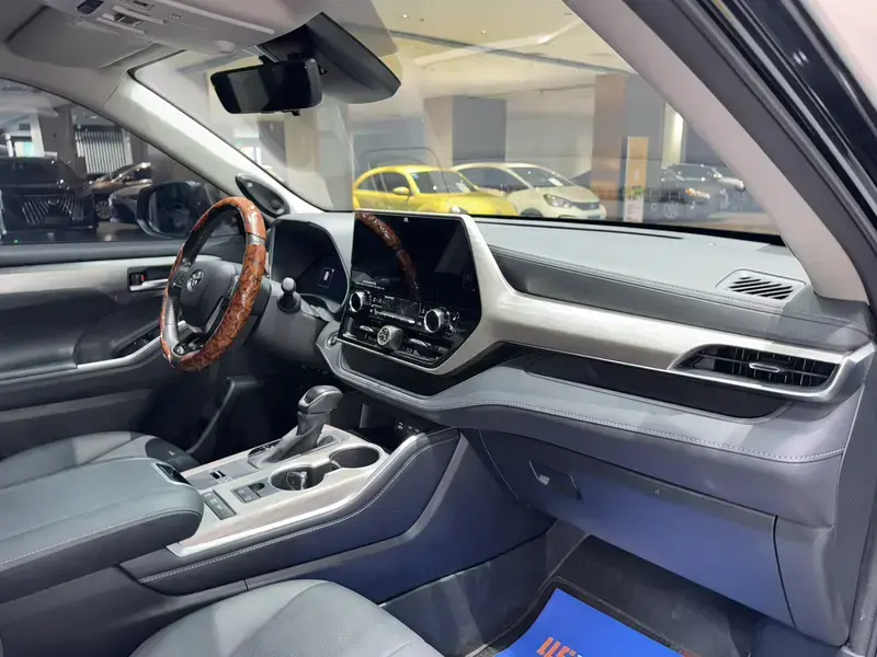 2024 Toyota Highlander с пробегом 32 000 км