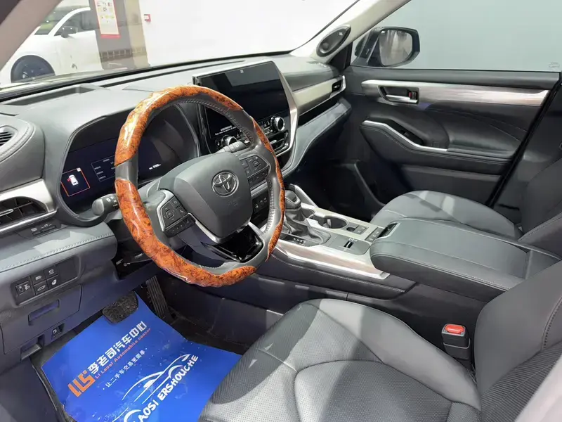 2024 Toyota Highlander с пробегом 32 000 км