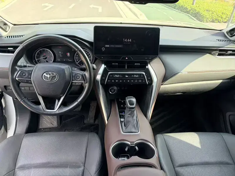 2022 Toyota Harrier с пробегом 65 000 км
