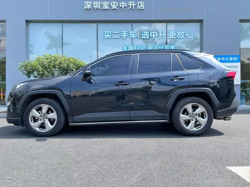 2021 Toyota RAV4 с пробегом 122 600 км
