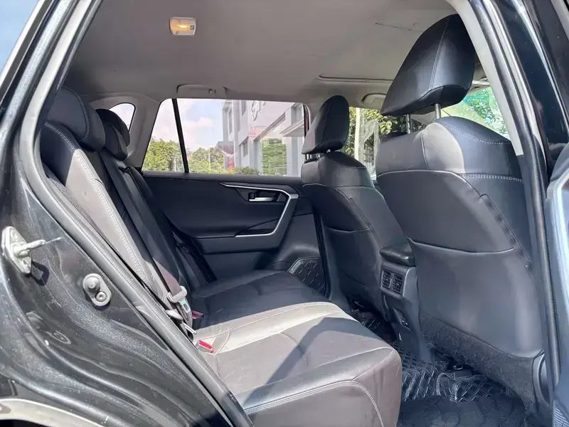 2021 Toyota RAV4 с пробегом 122 600 км