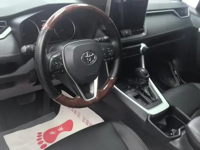 2021 Toyota RAV4 с пробегом 81 000 км
