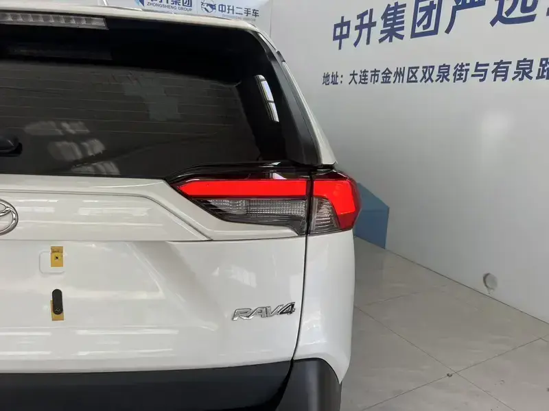 2024 Toyota RAV4 с пробегом 13 600 км