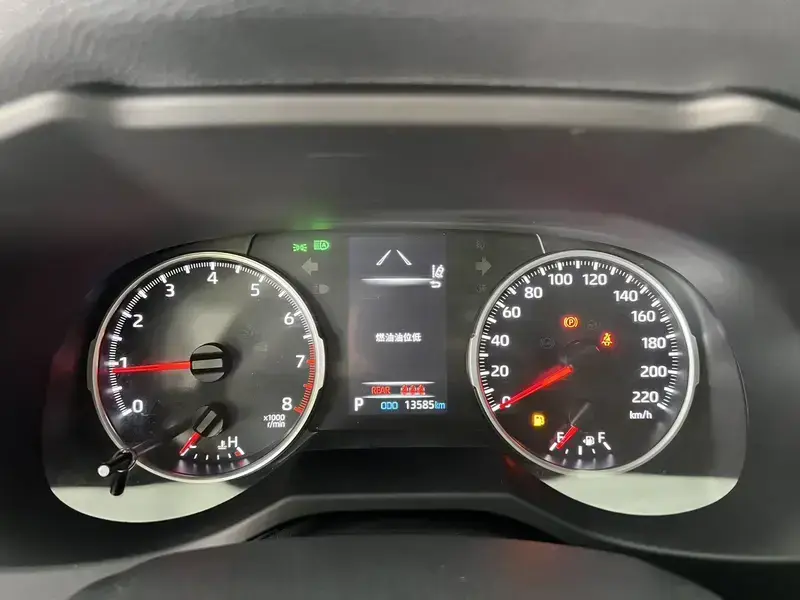 2024 Toyota RAV4 с пробегом 13 600 км