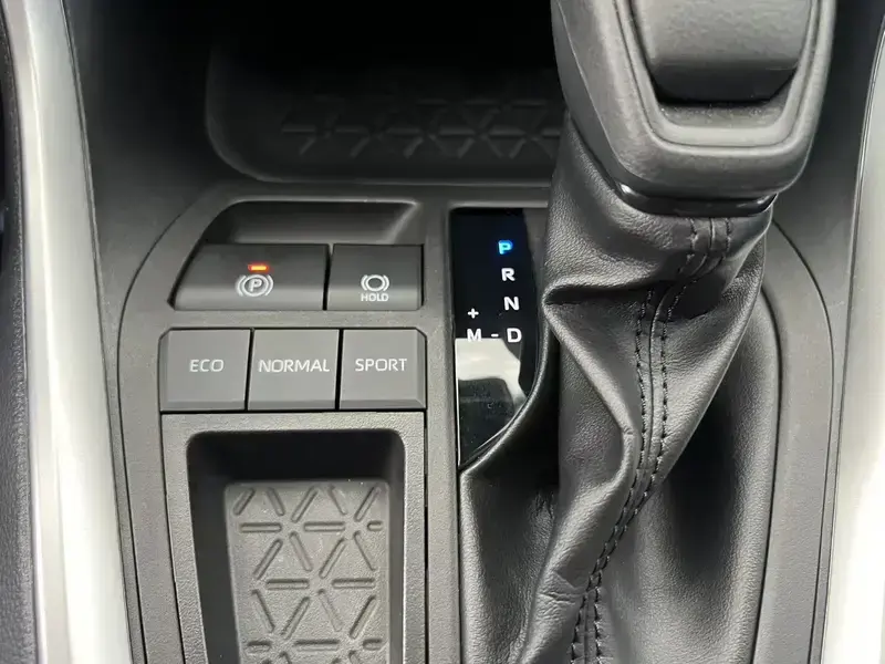 2024 Toyota RAV4 с пробегом 13 600 км
