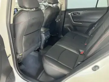 2024 Toyota RAV4 с пробегом 13 600 км