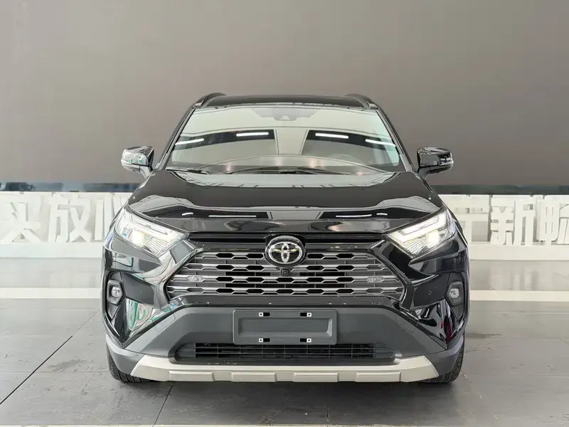 2024 Toyota RAV4 с пробегом 38 000 км