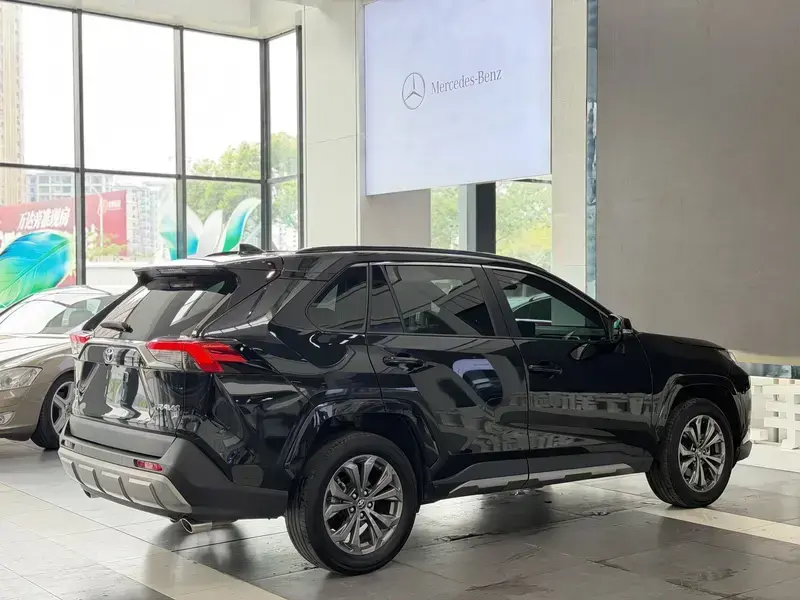 2024 Toyota RAV4 с пробегом 38 000 км