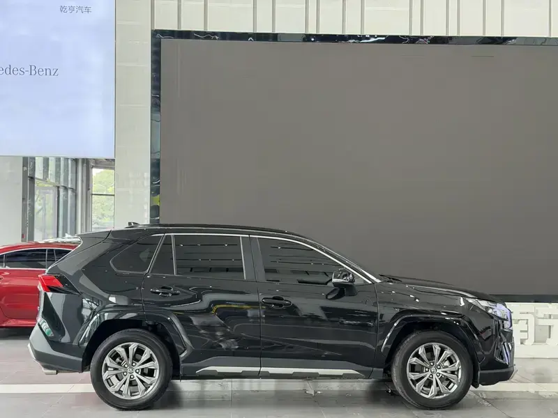 2024 Toyota RAV4 с пробегом 38 000 км