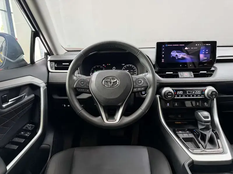 2024 Toyota RAV4 с пробегом 38 000 км