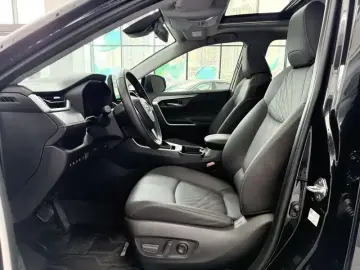 2024 Toyota RAV4 с пробегом 38 000 км