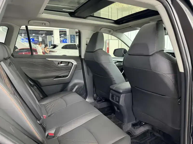 2024 Toyota RAV4 с пробегом 38 000 км