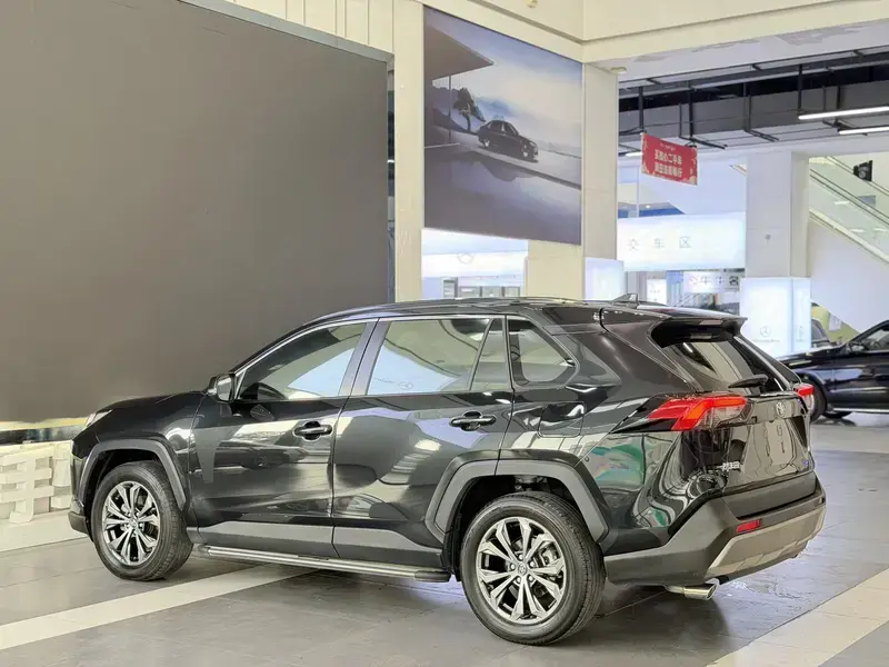 2023 Toyota RAV4 с пробегом 29 000 км