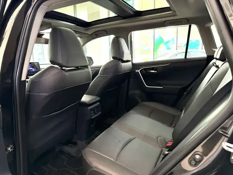 2023 Toyota RAV4 с пробегом 29 000 км