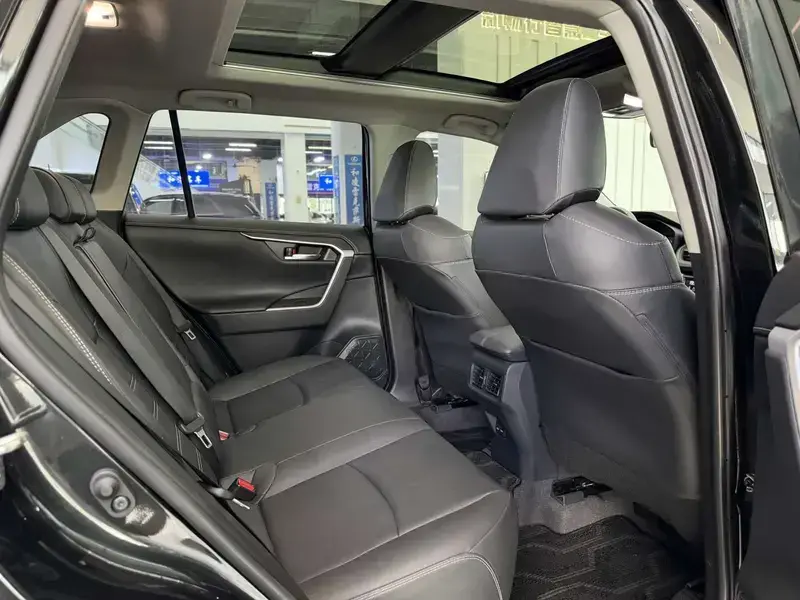 2023 Toyota RAV4 с пробегом 29 000 км