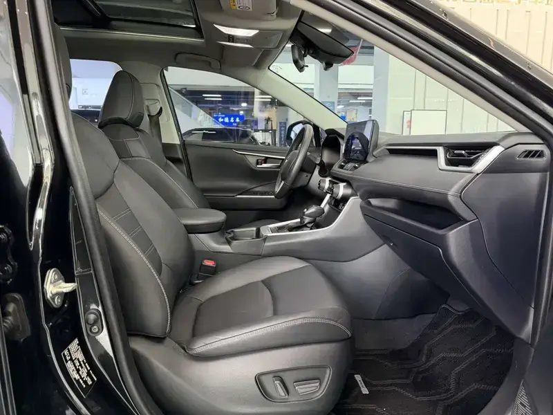 2023 Toyota RAV4 с пробегом 29 000 км