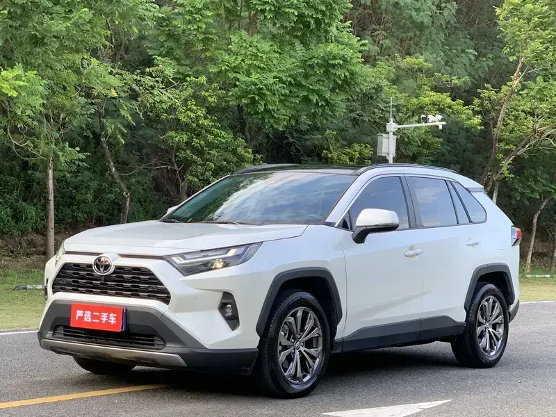 2023 Toyota RAV4 с пробегом 17 000 км