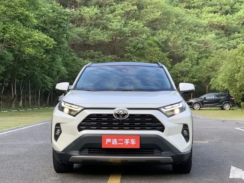 2023 Toyota RAV4 с пробегом 17 000 км