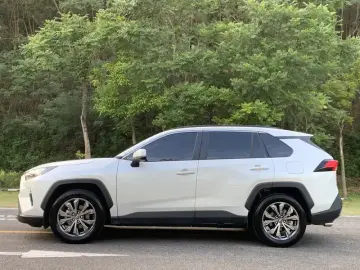 2023 Toyota RAV4 с пробегом 17 000 км