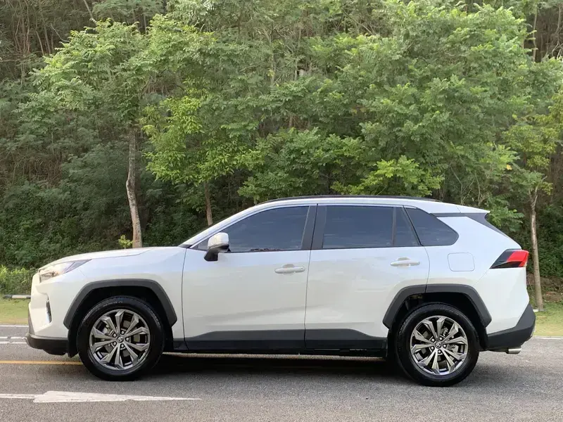 2023 Toyota RAV4 с пробегом 17 000 км