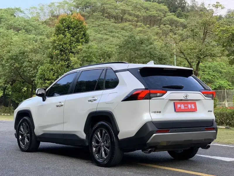 2023 Toyota RAV4 с пробегом 17 000 км