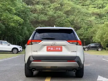 2023 Toyota RAV4 с пробегом 17 000 км