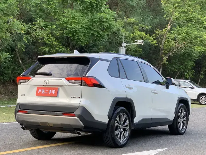 2023 Toyota RAV4 с пробегом 17 000 км
