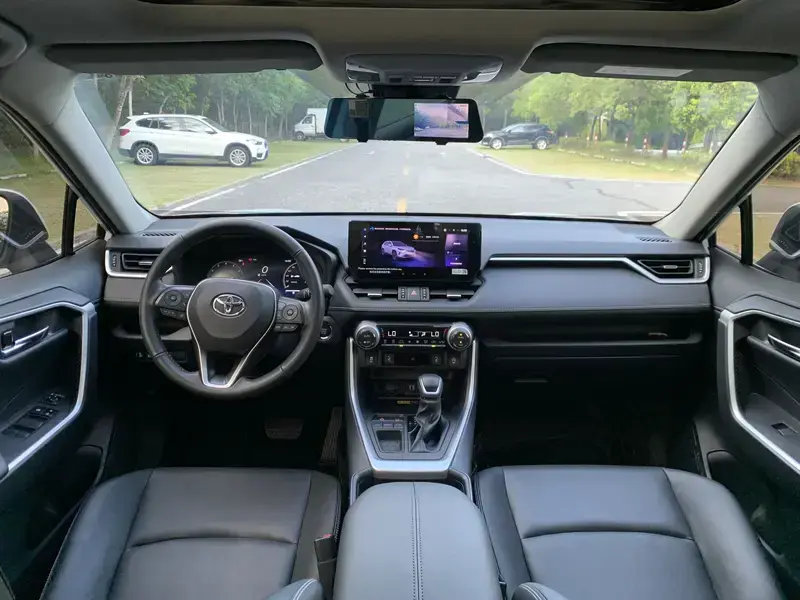 2023 Toyota RAV4 с пробегом 17 000 км