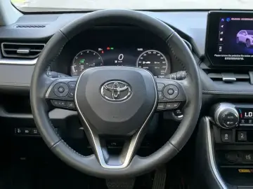 2023 Toyota RAV4 с пробегом 17 000 км