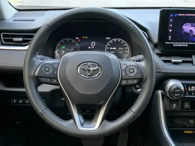 2023 Toyota RAV4 с пробегом 17 000 км