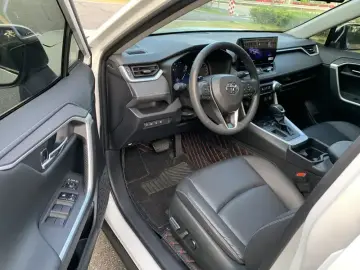 2023 Toyota RAV4 с пробегом 17 000 км