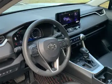 2023 Toyota RAV4 с пробегом 17 000 км