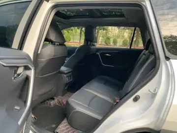 2023 Toyota RAV4 с пробегом 17 000 км