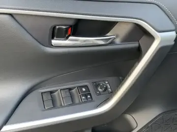 2023 Toyota RAV4 с пробегом 17 000 км