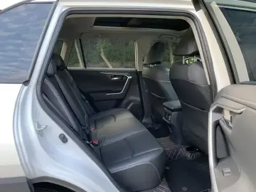 2023 Toyota RAV4 с пробегом 17 000 км