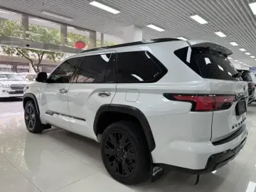 2023 Toyota Sequoia с пробегом 95 000 км