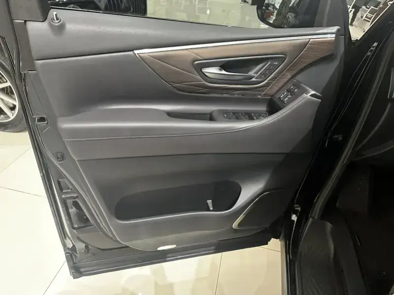 2024 Toyota Vellfire с пробегом 31 000 км