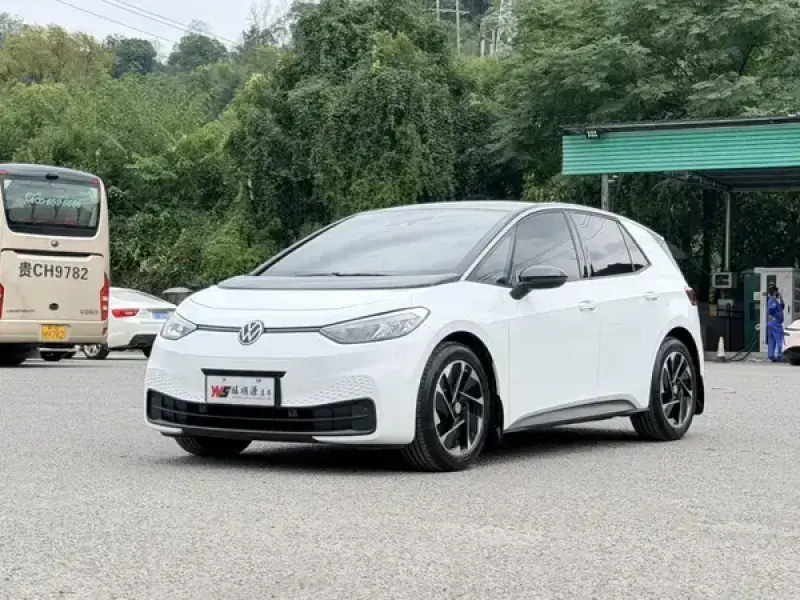 2025 Volkswagen ID.3 с пробегом 32 000 км