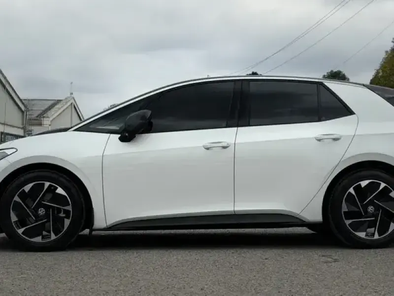 2025 Volkswagen ID.3 с пробегом 32 000 км