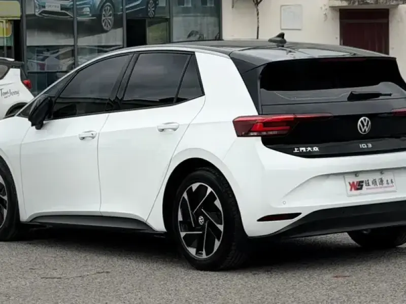 2025 Volkswagen ID.3 с пробегом 32 000 км