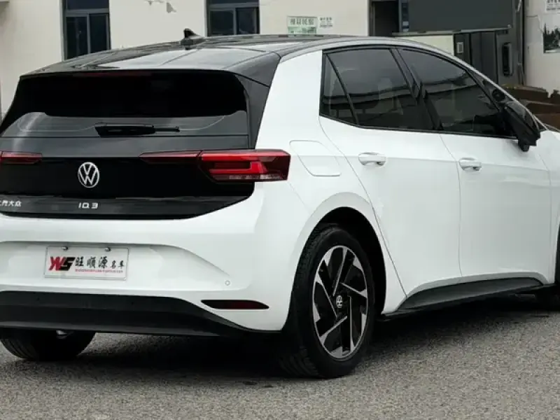 2025 Volkswagen ID.3 с пробегом 32 000 км
